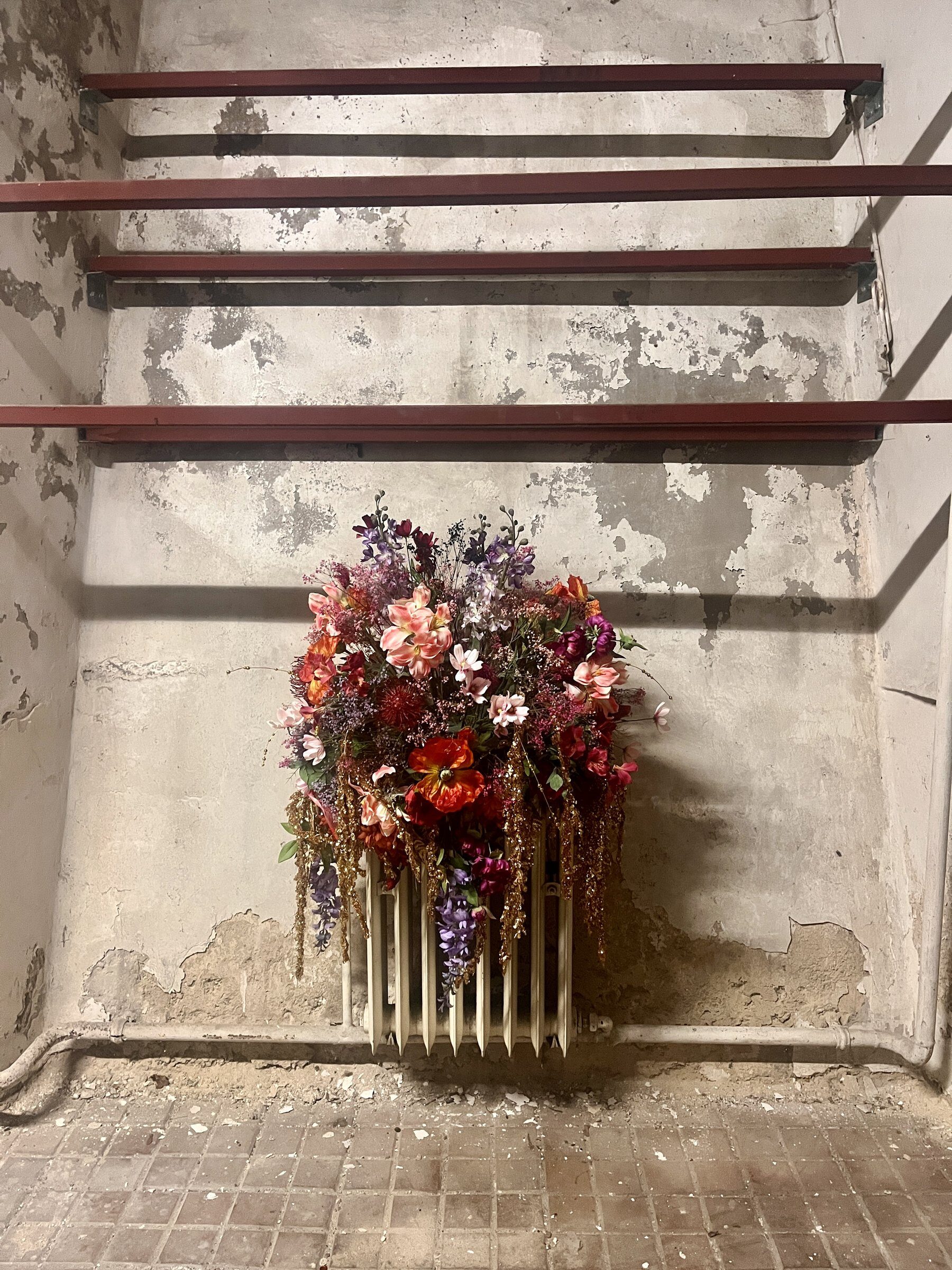 Lager mit selbst gesteckten Blumenarrangements