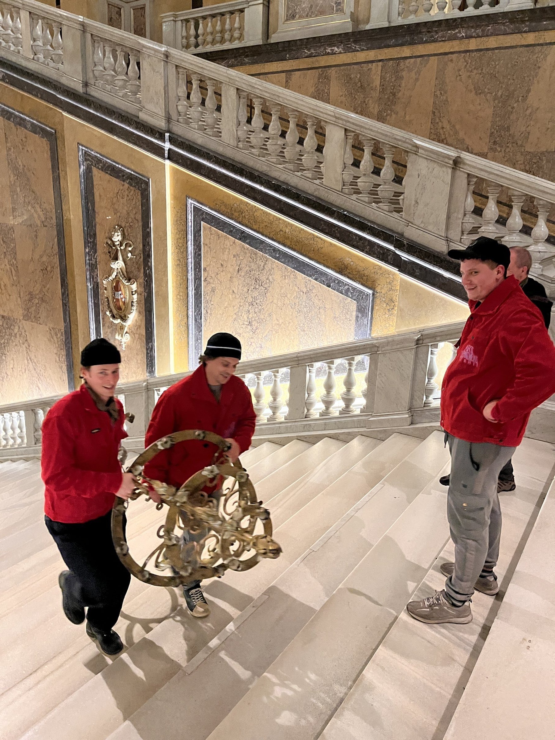 Set-Aufbau, Crew in roten Jacken