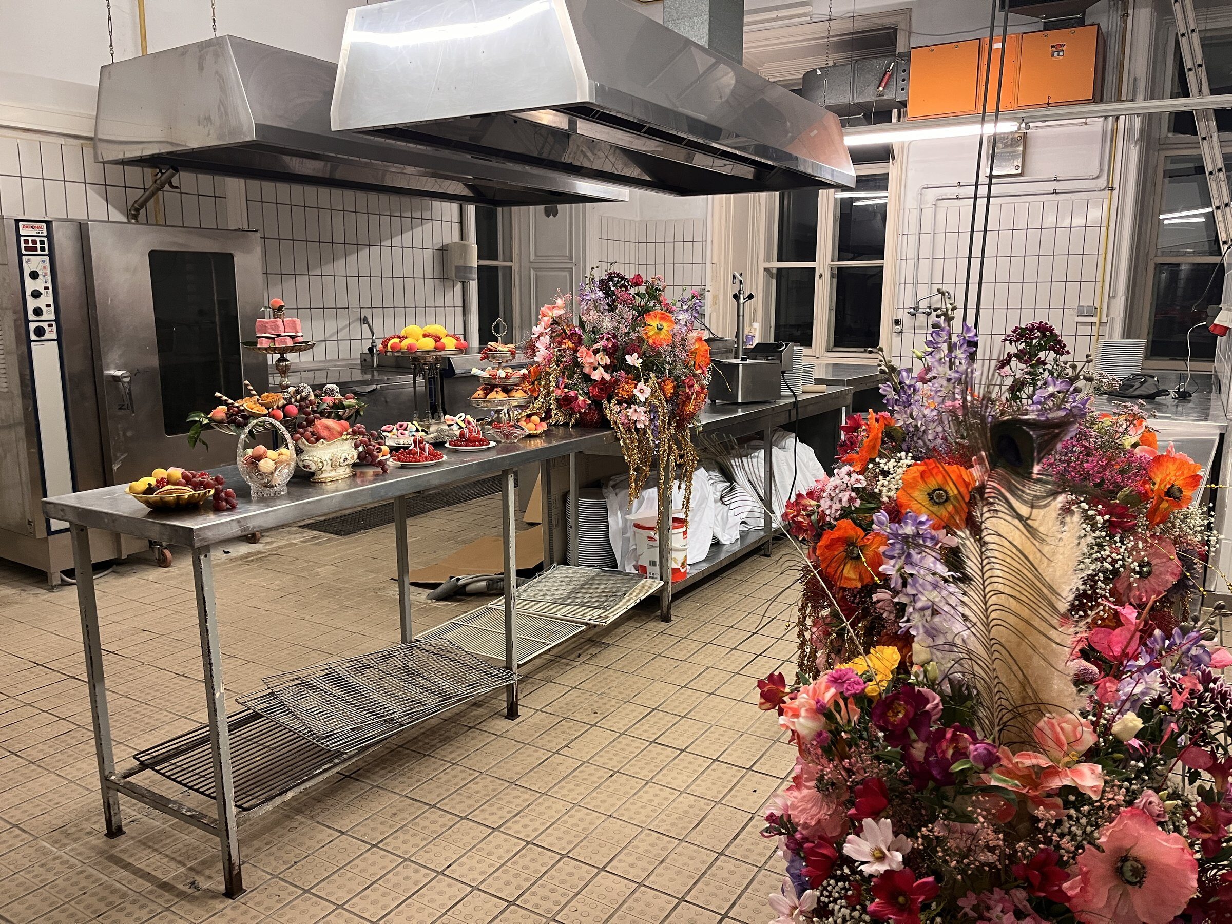 Set-Vorbau on Location mit Blumengestecken und Food-Styling