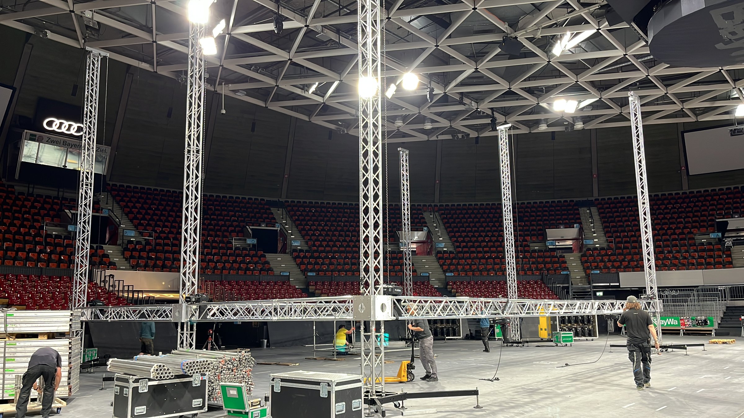 Aufbau Konzertszenen im Audi Dome — Girl You Know It's True