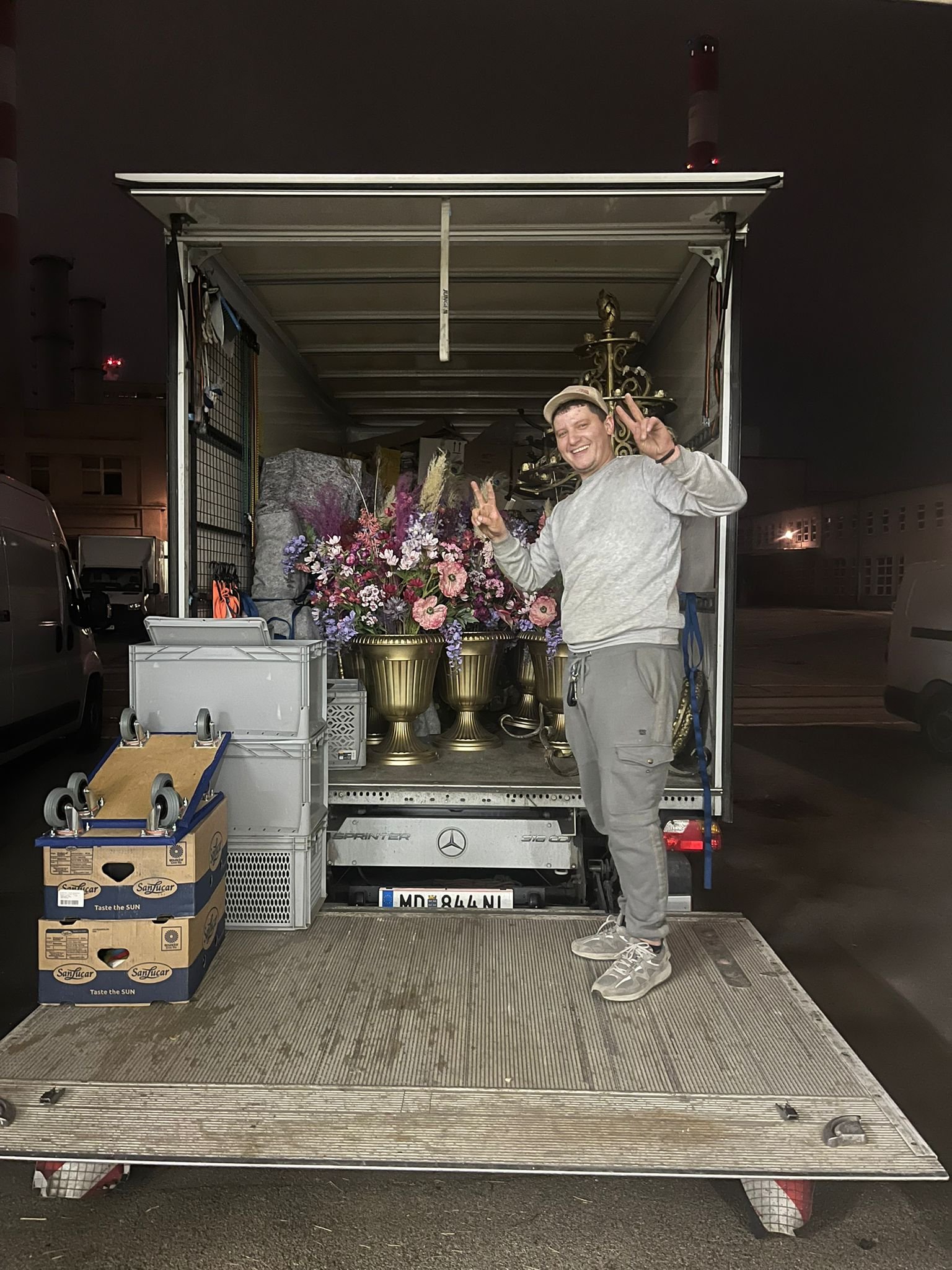 LKW-Transport zum Schloss-Drehort
